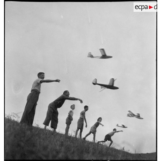 Départ de planeurs après les derniers préparatifs.