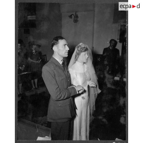 Mariage du capitaine Gibbs, représentant de la Royal air force (RAF) auprès du général de corps d'armée aérien René Bouscat, chef d'état-major général des forces aériennes françaises.