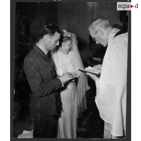 Mariage du capitaine Gibbs, représentant de la Royal air force (RAF) auprès du général de corps d'armée aérien René Bouscat, chef d'état-major général des forces aériennes françaises.