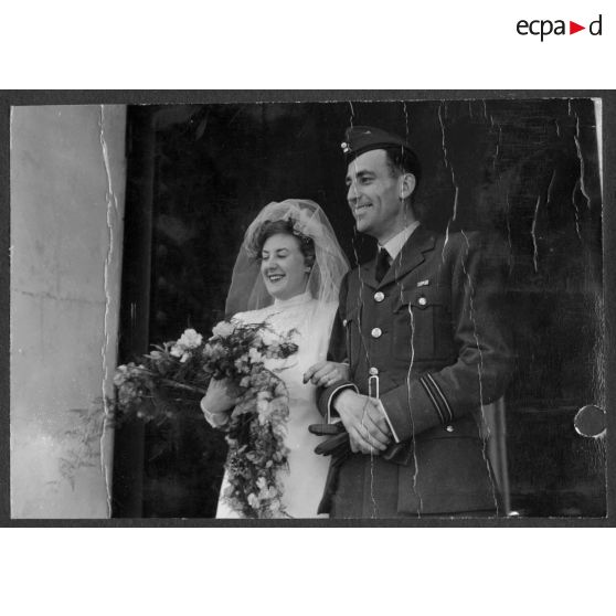 Mariage du capitaine Gibbs, représentant de la Royal air force (RAF) auprès du général de corps d'armée aérien René Bouscat, chef d'état-major général des forces aériennes françaises.