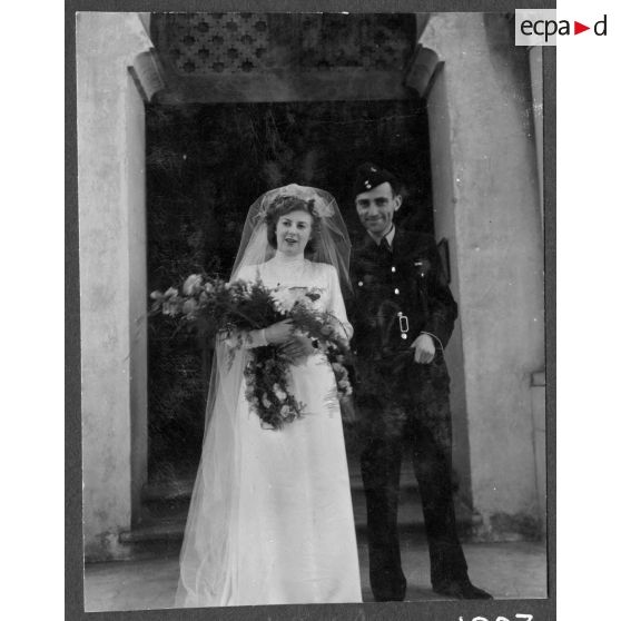 Mariage du capitaine Gibbs, représentant de la Royal air force (RAF) auprès du général de corps d'armée aérien René Bouscat, chef d'état-major général des forces aériennes françaises.