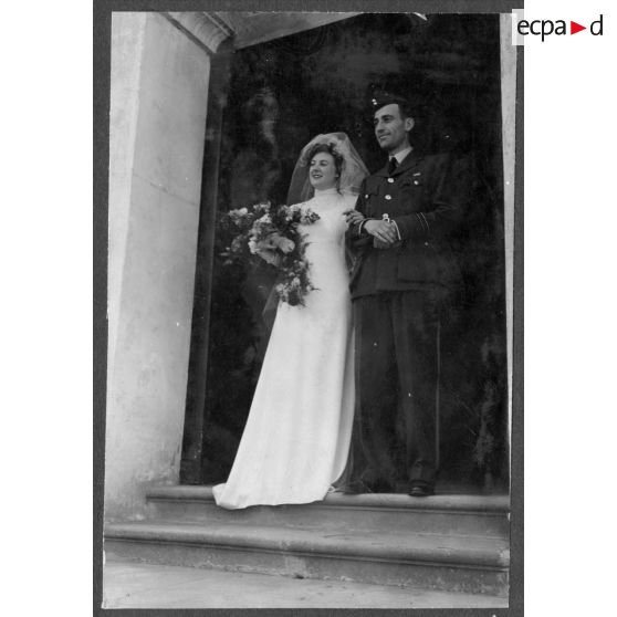 Mariage du capitaine Gibbs, représentant de la Royal air force (RAF) auprès du général de corps d'armée aérien René Bouscat, chef d'état-major général des forces aériennes françaises.