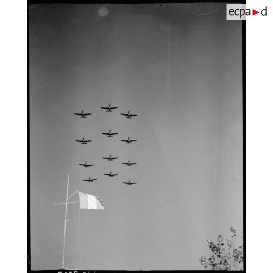 Des avions de chasse Bell P-63 Kingcobra de la 5e escadre de chasse volent en formation au-dessus de Salon-de-Provence.