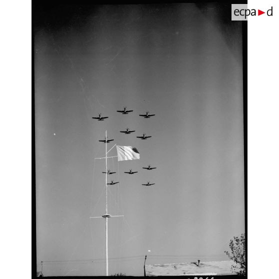 Des avions de chasse Bell P-63 Kingcobra de la 5e escadre de chasse volent en formation au-dessus de Salon-de-Provence.