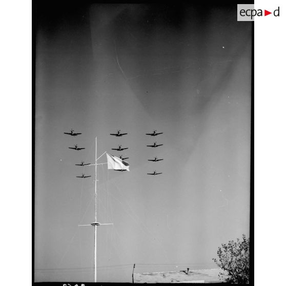 Des avions de chasse Bell P-63 Kingcobra de la 5e escadre de chasse volent en formation au-dessus de Salon-de-Provence.