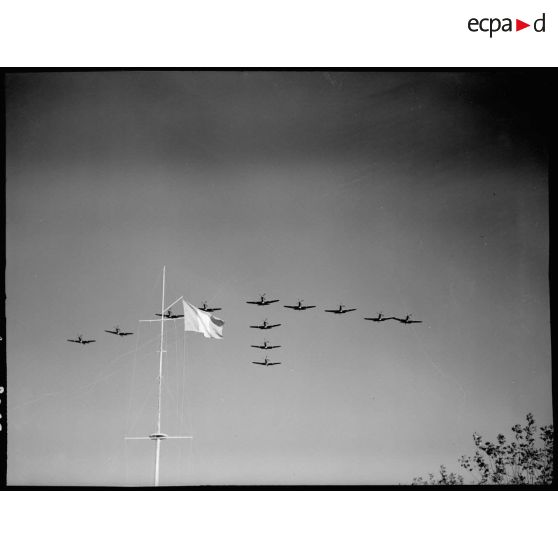 Des avions de chasse Bell P-63 Kingcobra de la 5e escadre de chasse volent en formation au-dessus de Salon-de-Provence.