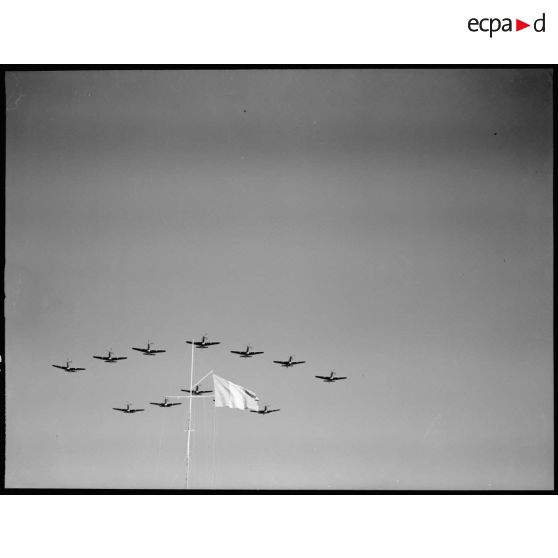 Des avions de chasse Bell P-63 Kingcobra de la 5e escadre de chasse volent en V au-dessus de Salon-de-Provence.