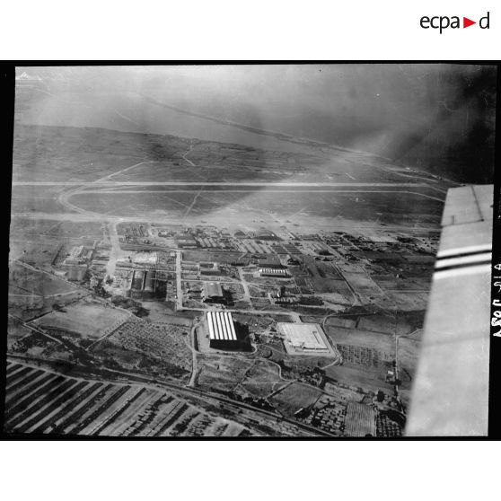 Vue aérienne des infrastructures de la Société nationale de constructions aéronautiques du Sud-Est (SNCASE), du port aérien et de la base aérienne 108 de Marignane.