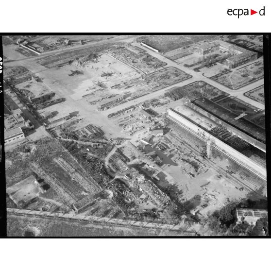 Vue aérienne des infrastructures de la Société nationale de constructions aéronautiques du Sud-Est (SNCASE) bombardées par des bombardiers alliés en mars 1944.