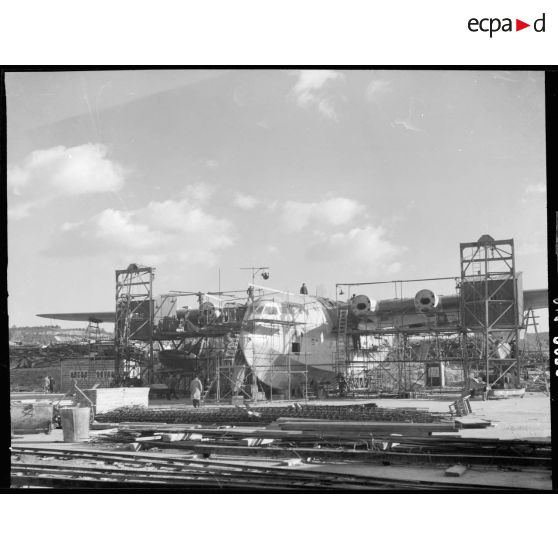 Hydravion de transport SE-200 en construction sur le site de la Société nationale de constructions aéronautiques du Sud-Est (SNCASE) à Marignane.