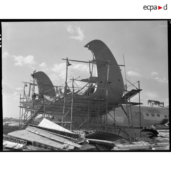 Des ouvriers travaillent sur l'empennage d'un hydravion de transport SE-200 en construction sur le site de la Société nationale de constructions aéronautiques du Sud-Est (SNCASE) à Marignane.