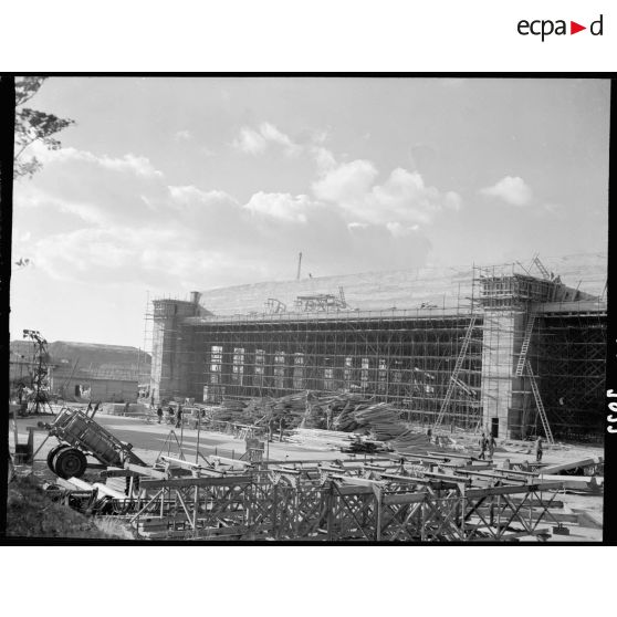 Reconstruction d'un hangar sur le site de la Société nationale de constructions aéronautiques du Sud-Est (SNCASE) à Marignane.