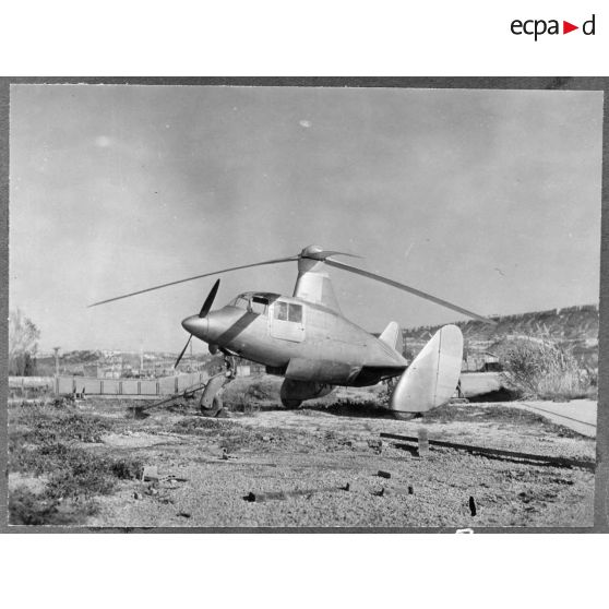 Vue de trois-quarts avant de l'autogire SE-700 de la Société nationale de constructions aéronautiques du Sud-Est (SNCASE) à Marignane.