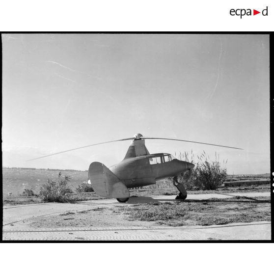Vue de profil de l'autogire SE-700 de la Société nationale de constructions aéronautiques du Sud-Est (SNCASE) à Marignane.