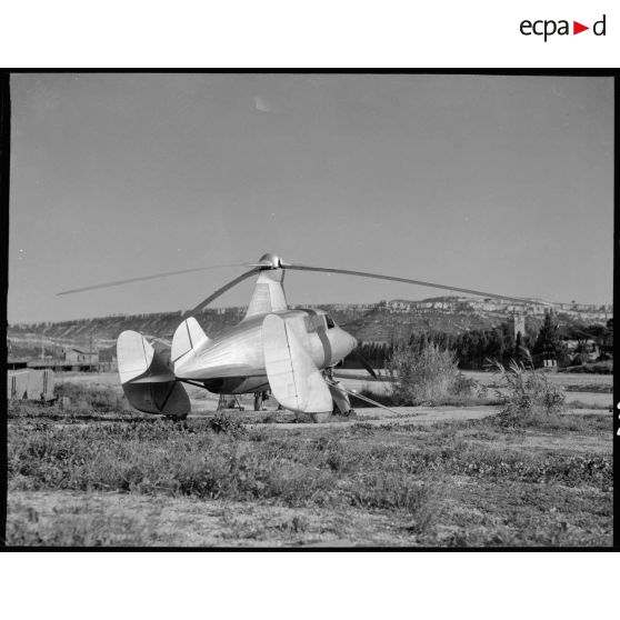 Vue de trois-quart arrière de l'autogire SE-700 de la Société nationale de constructions aéronautiques du Sud-Est (SNCASE) à Marignane.
