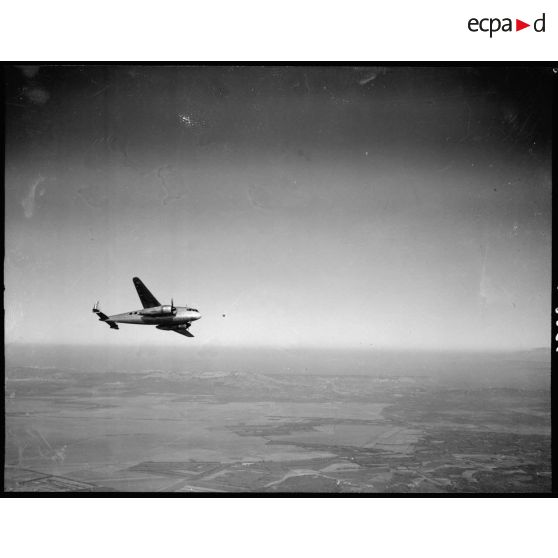 L'avion de transport Breguet Br.500 Colmar survolant la région de Marignane.