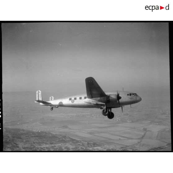 Phase d'atterrissage de l'avion de transport Breguet Br.500 Colmar au-dessus de Marignane.