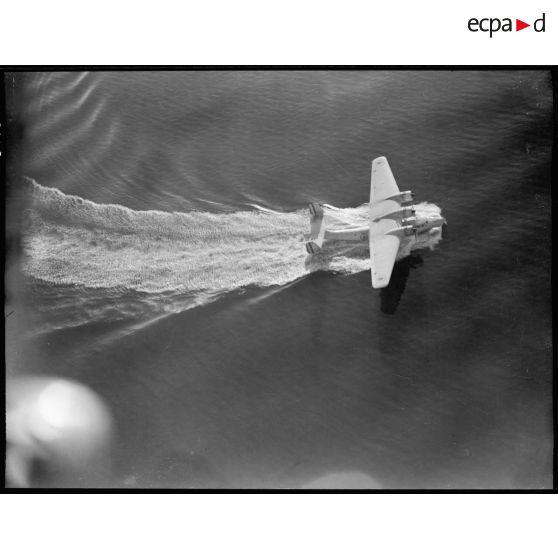 Un hydravion de transport Dornier Do-24 au décollage sur l'étang de Berre.