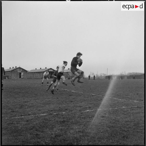 Match de football entre l’équipe de l’école des comptables de Bias et l’équipe de Châteauroux à la base aérienne de La Martine à Châteauroux.
