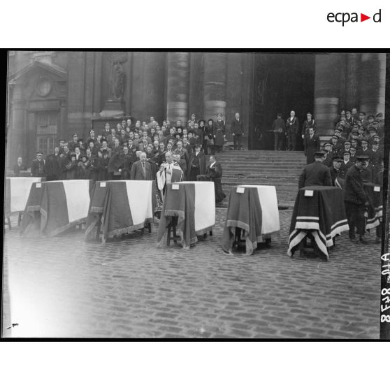 Bénédiction des corps du général Morlaix (Jean Demozay), du capitaine Nave et de leurs hommes devant la chapelle du Val de Grâce.