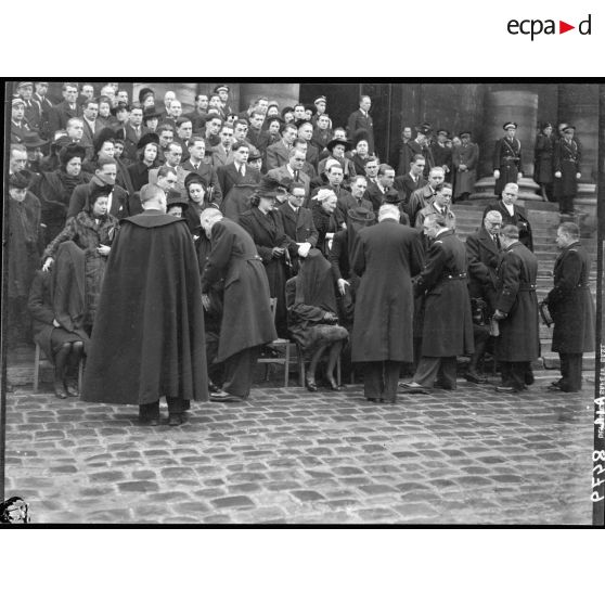 Les familles des victimes reçoivent les condoléances des personnalités officielles.