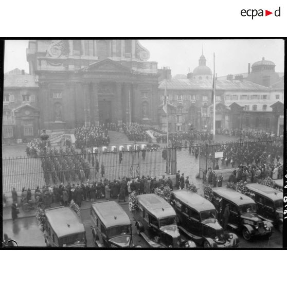 Vue générale sur les obsèques du général Morlaix (Jean Demozay), du capitaine Nave et de leurs hommes.