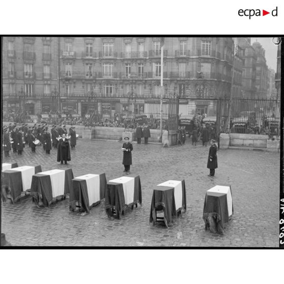 Lecture par le commandant Cressati des parcours militaires de chacun des aviateurs lors de leurs obsèques.