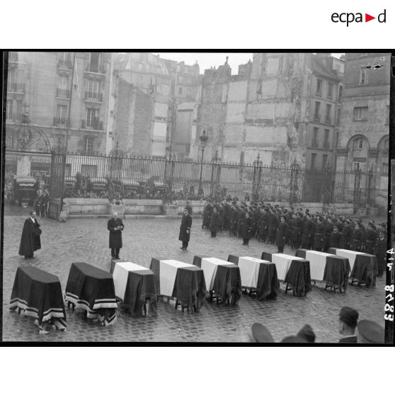 Dernier hommage du général Bouscat aux aviateurs disparus le 19 décembre 1945 dans l'accident aérien près du terrain de Buc, dans les Yvelines.