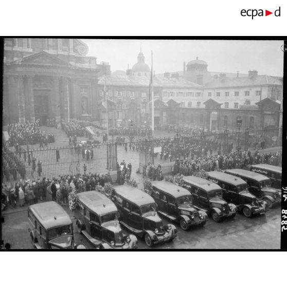Vue générale sur les obsèques du général Morlaix (Jean Demozay), du capitaine Nave et de leurs hommes.