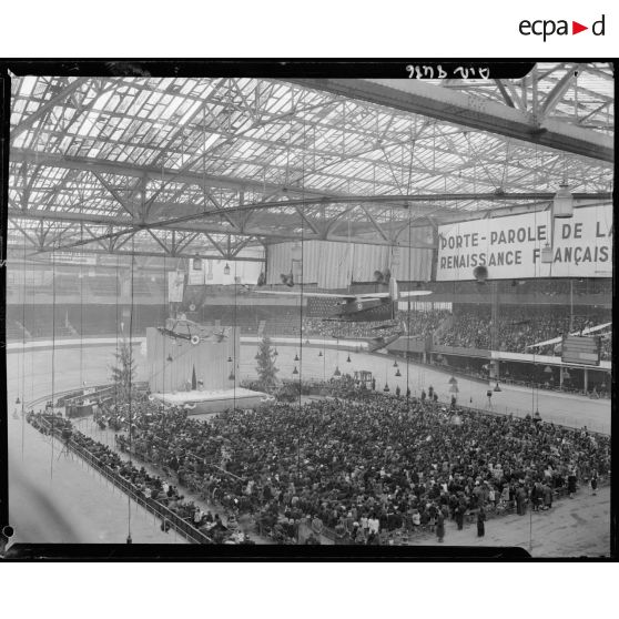 Arbre de Noël du ministère de l'Air au Vélodrome d'Hiver.