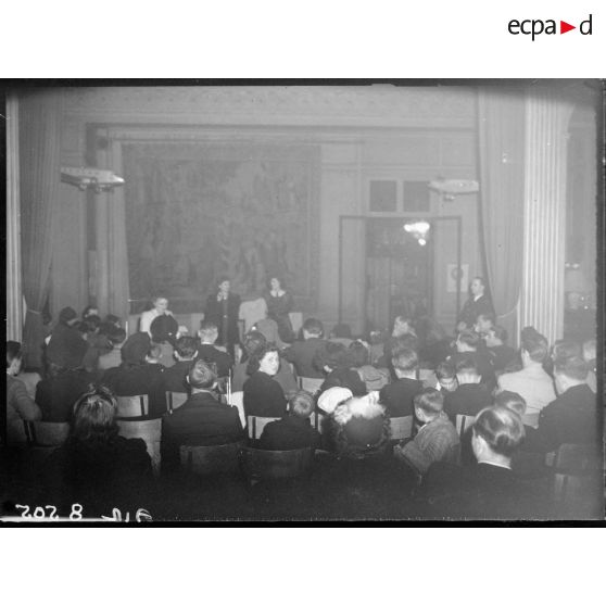 Arbre de Noël au cercle Jean Maridor à Paris.