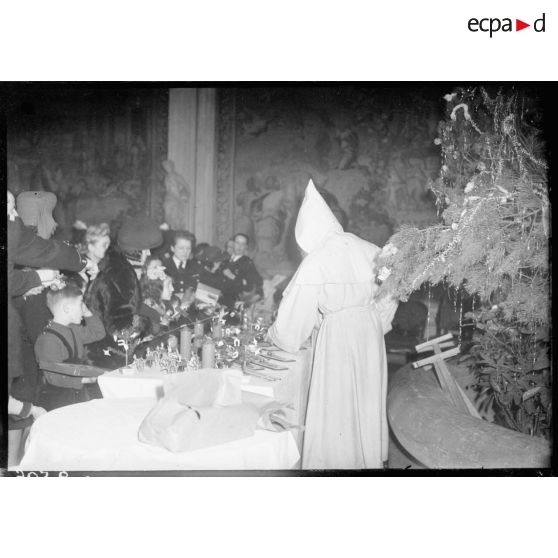 Arbre de Noël au cercle Jean Maridor à Paris.