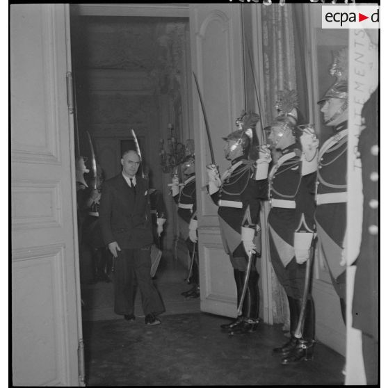 Arrivée de Tillon à la réunion des directeurs des services des établissements au cercle interallié.