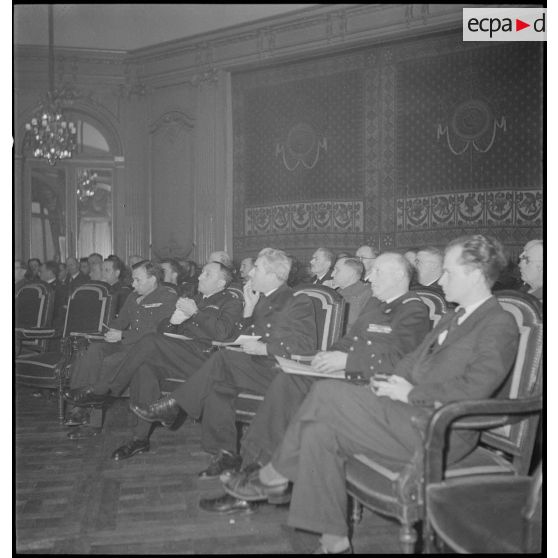Réunion des directeurs des services des établissements sous la présidence de M. Tillon au cercle interallié.