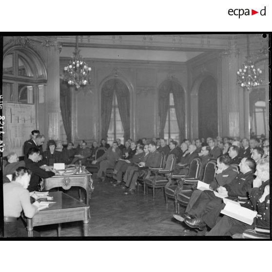 Discours de Suffren-Hebert à la réunion des directeurs des services des établissements sous la présidence de M. Tillon au cercle interallié.