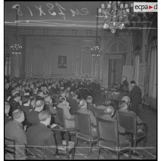 Réunion des directeurs des services des établissements sous la présidence de M. Tillon au cercle interallié.