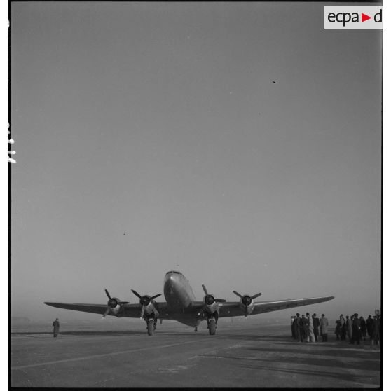 Languedoc 161 stationné sur le terrain d'aviation de Blagnac à Toulouse.