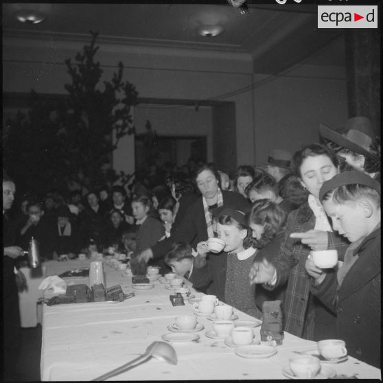 Arbre de Noël à la SNCASO à Suresnes.