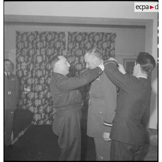Remise de décoration à l'Air Commodore Beaumont au domicile du général Valin.