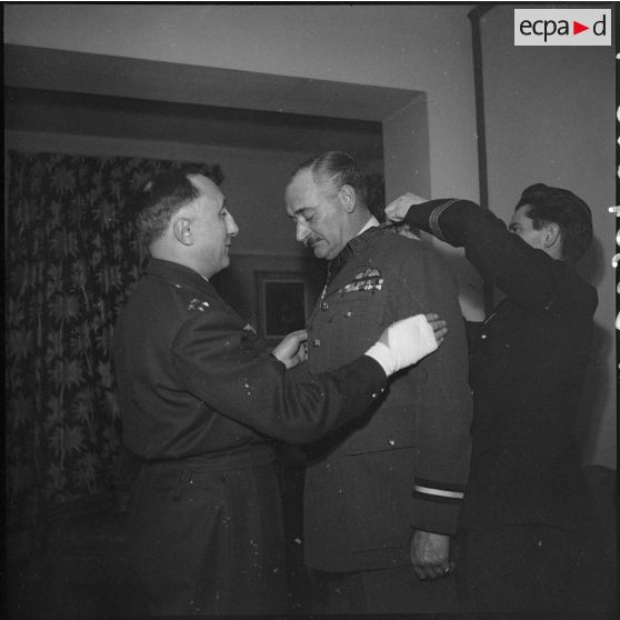 Remise de décoration à l'Air Commodore Beaumont au domicile du général Valin.