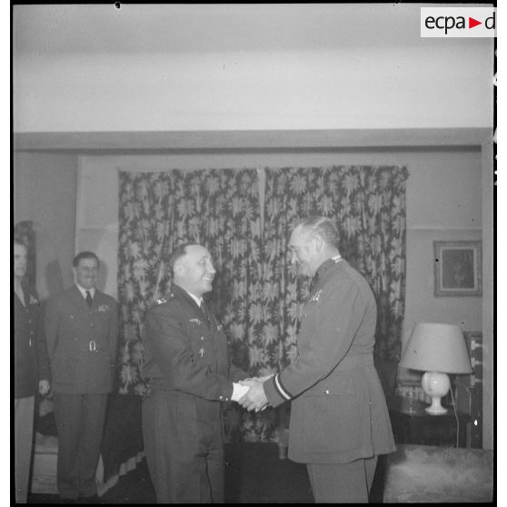 Remise de décoration à l'Air Commodore Beaumont au domicile du général Valin.