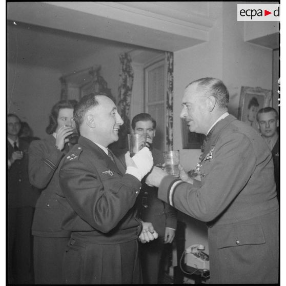 Cocktail du général Valin en l'honneur de l'Air Commodore Beaumont au domicile du général Valin.