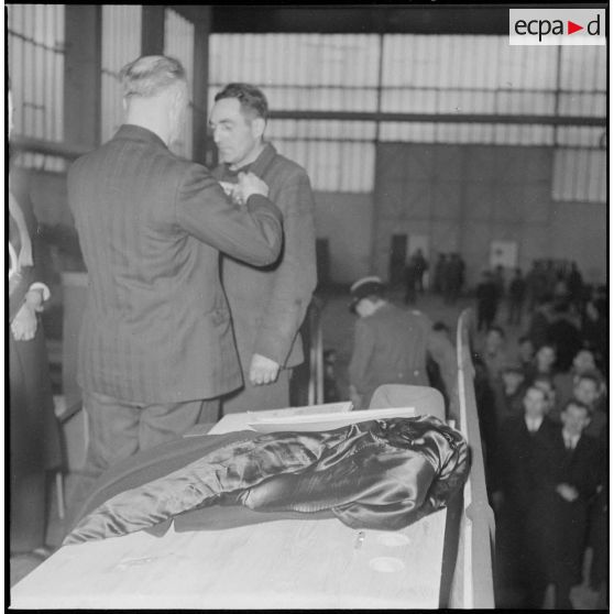 Remise de décoration à un ouvrier de la SNCASO par Tillon.
