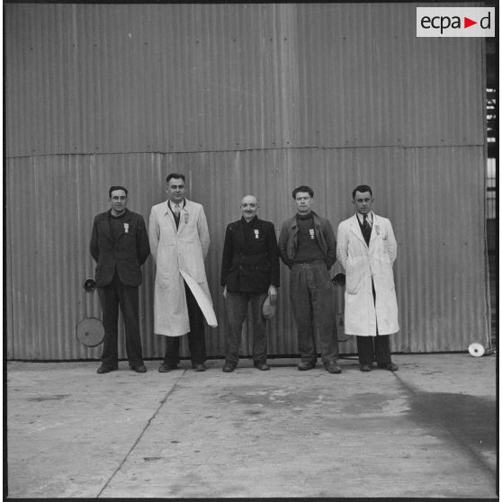 Les médaillers de l'aéronautique devant la SNCASO.