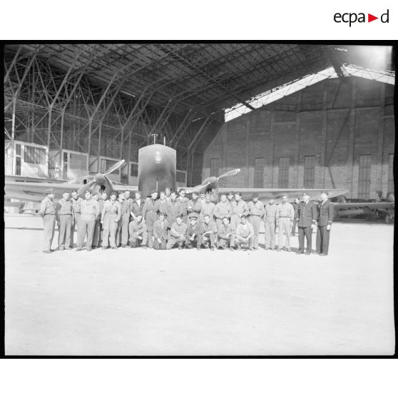 L'équipage de Air France sous un hangar et devant un Caudron Goëland à Maison Blanche.