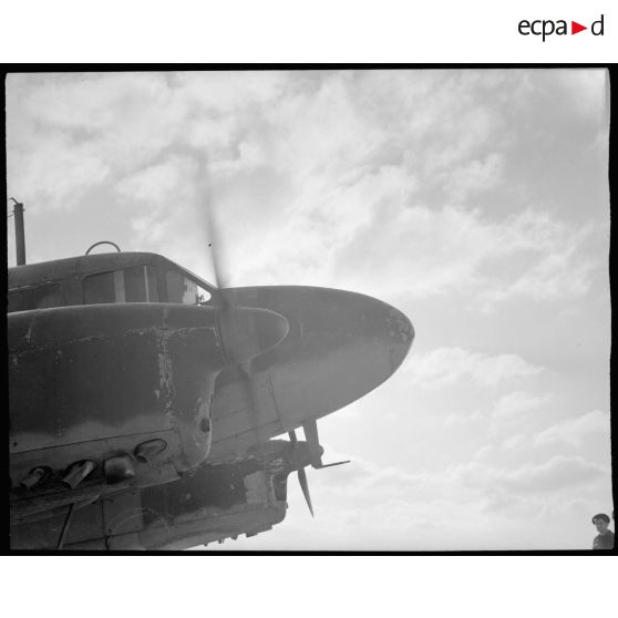 Avant d'un avion de transport type Caudron Goëland sur la piste de Maison Blanche.