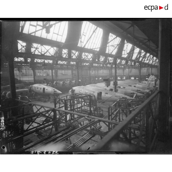 Chaînes de montage du SO 90 à l'usine Blériot de la SNCASO à Suresnes.