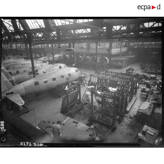 Chaînes de montage du SO 90 à l'usine Blériot de la SNCASO à Suresnes.