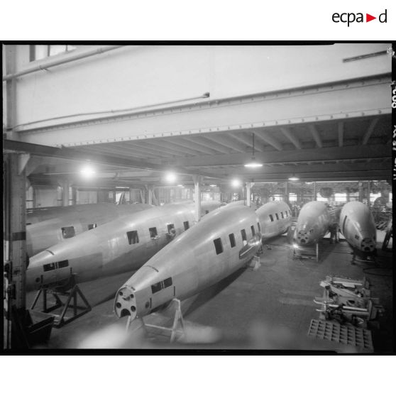 Fuselages terminés du SO 90 en attente d'équipement à l'usine Blériot de la SNCASO à Suresnes.