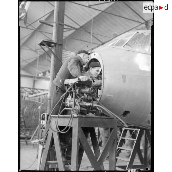 Equipement de l'avant d'un SO 90 par des ouvriers de l'usine Blériot de la SNCASO à Suresnes.